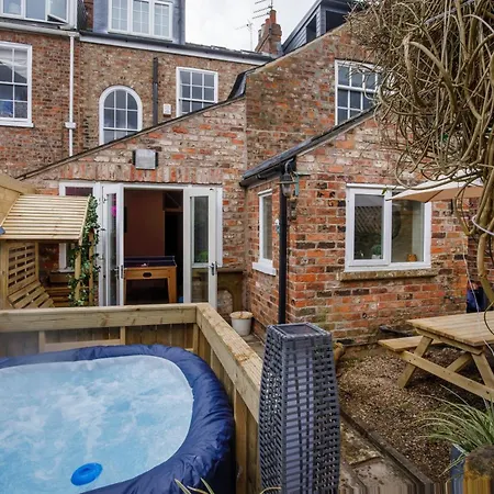 Minster House - Group Hot Tub