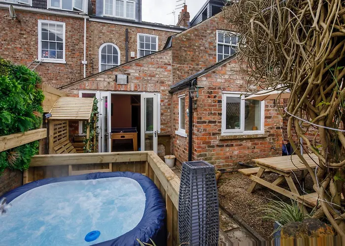 Minster House - Group Hot Tub